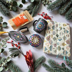 Set cadou de Crăciun pentru cititori cu husă de carte handmade, cană pictată manual, ceai și accesorii,