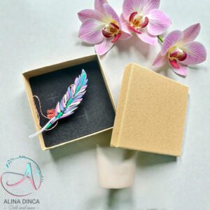 Mărțișor handmade frunză pictat cu puncte în cutie cadou kraft.