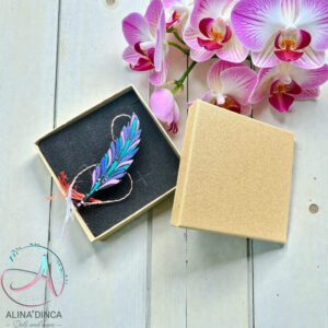 Mărțișor handmade frunză pictat cu puncte în cutie cadou kraft.