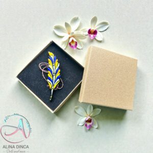Mărțișor handmade frunză pictat cu puncte în cutie cadou kraft.