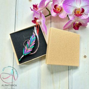 Mărțișor handmade frunză pictat cu puncte în cutie cadou kraft.