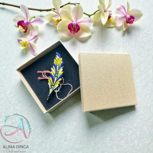 Mărțișor handmade frunză pictat cu puncte în cutie cadou kraft.