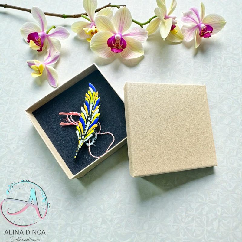 Mărțișor handmade frunză pictat cu puncte în cutie cadou kraft.