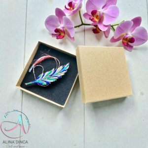 Mărțișor handmade frunză pictat cu puncte în cutie cadou kraft.