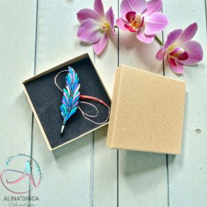 Mărțișor handmade frunză pictat cu puncte în cutie cadou kraft.