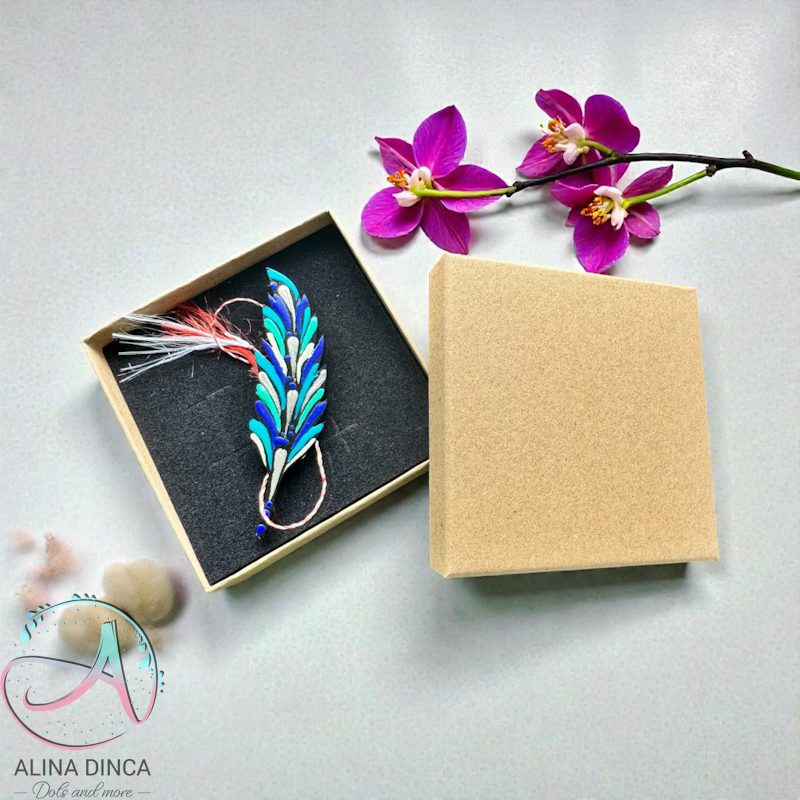 Mărțișor handmade frunză pictat cu puncte în cutie cadou kraft.