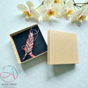 Mărțișor handmade frunză pictat cu puncte în cutie cadou kraft.