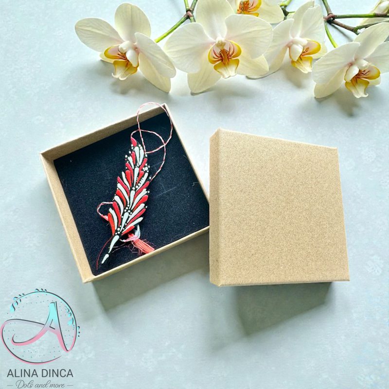 Mărțișor handmade frunză pictat cu puncte în cutie cadou kraft.