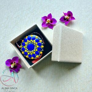 Mărțișor rotund din lemn pictat manual model mandală în cutie.