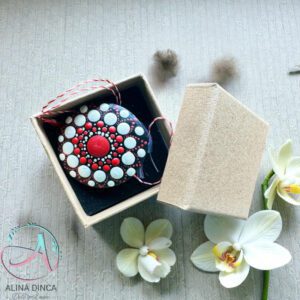 Mărțișor rotund din lemn pictat manual model mandală în cutie.