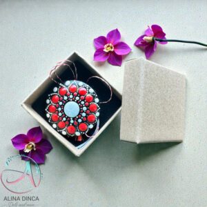 Mărțișor rotund din lemn pictat manual model mandală în cutie.