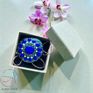 Mărțișor rotund din lemn pictat manual model mandală în cutie.