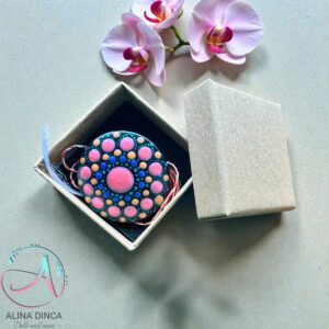 Mărțișor rotund din lemn pictat manual model mandală în cutie.