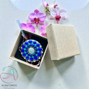 Mărțișor rotund din lemn pictat manual model mandală în cutie.