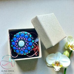 Mărțișor rotund din lemn pictat manual model mandală în cutie.