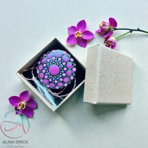 Mărțișor rotund din lemn pictat manual model mandală în cutie.