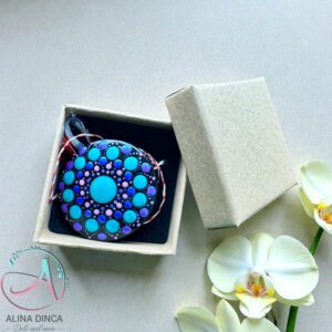 Mărțișor rotund din lemn pictat manual model mandală în cutie.