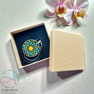 pandantiv-mandala-pictat-manual-ad-dots-cutie-cadou