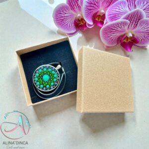 pandantiv-mandala-pictat-manual-ad-dots-cutie-cadou