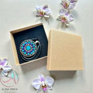 pandantiv-mandala-pictat-manual-ad-dots-cutie-cadou