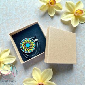 pandantiv-mandala-pictat-manual-ad-dots-cutie-cadou